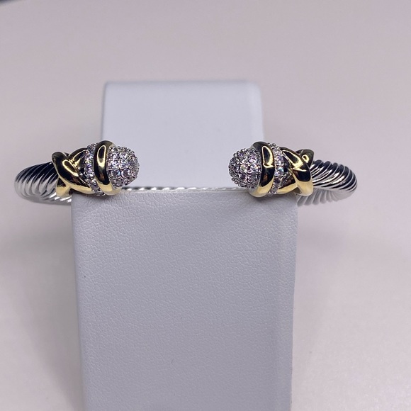 BEAUTIFUL CRYSTAL STATION BANGLE - Picture 7 of 8